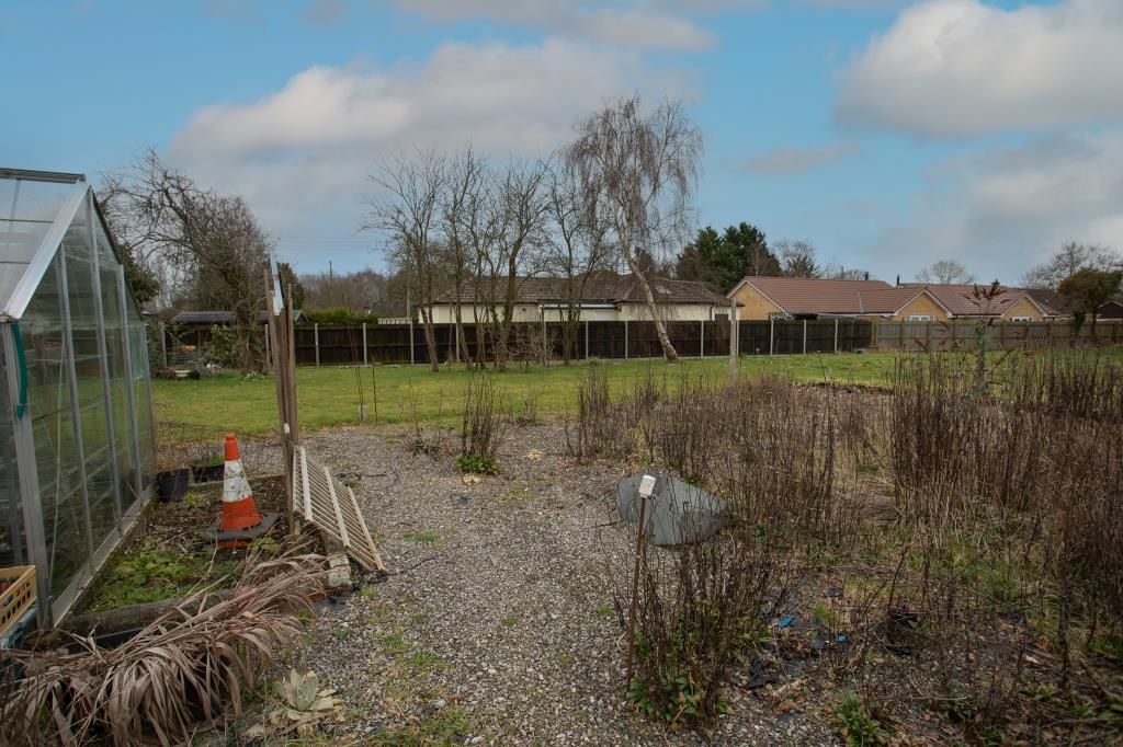 Lot: 131 - FREEHOLD LAND WITH PLANNING CONSENT FOR TWO FOUR-BEDROOM DWELLINGS - 